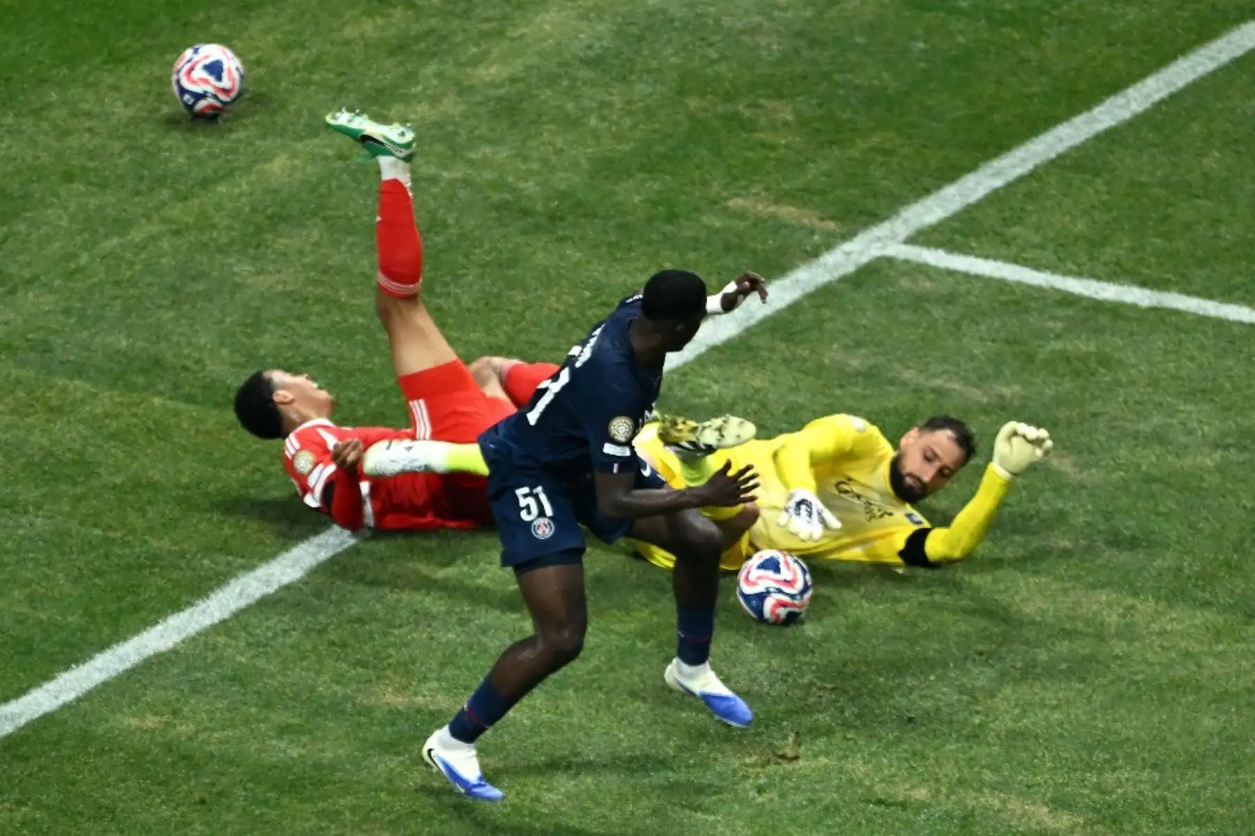 El centrocampista alemán del Bayern Múnich, Jamal Musiala, y el portero italiano  del Paris Saint-Germain, Gianluigi Donnarumma, luchan por el balón durante el partido de cuartos de final de la Copa Mundial de Clubes de la FIFA 2025 entre el Paris Saint-Germain de Francia y el Bayern Múnich de Alemania en el Mercedes-Benz Stadium en Atlanta el 5 de julio de 2025. Foto: AFP
