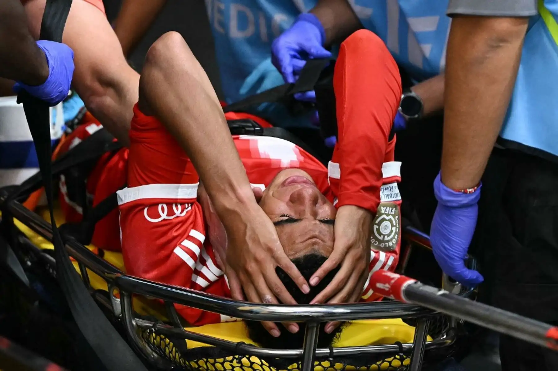 El centrocampista alemán del Bayern Múnich, Jamal Musiala, abandona el campo en camilla durante el partido de cuartos de final de la Copa Mundial de Clubes de la FIFA 2025 entre el París Saint-Germain de Francia y el Bayern Múnich de Alemania en el estadio Mercedes-Benz de Atlanta el 5 de julio de 2025. Foto: AFP