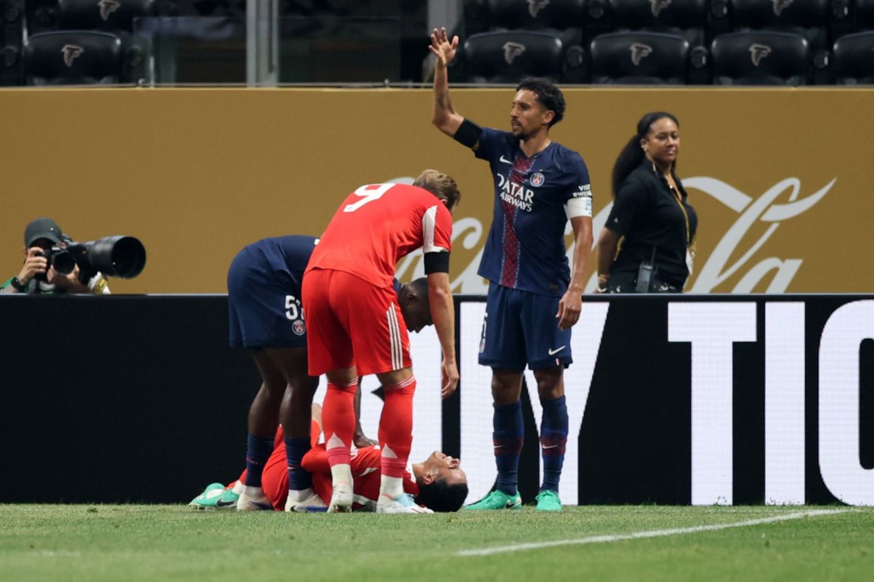 Jugadores del FC Bayern de Múnich reaccionan tras la lesión de Jamal Musiala, durante el partido de cuartos de final de la Copa Mundial de Clubes de la FIFA 2025 entre el Paris Saint-Germain y el FC Bayern de Múnich en el Estadio Mercedes-Benz el 5 de julio de 2025 en Atlanta, Georgia. Foto: AFP