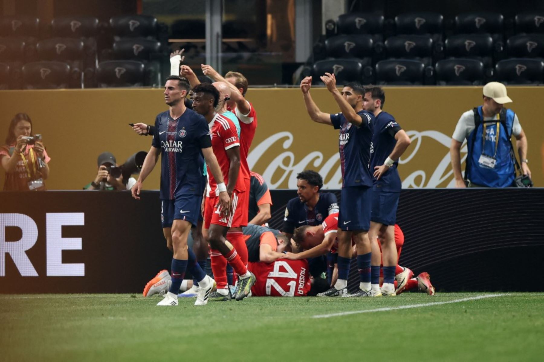 Jugadores del FC Bayern de Múnich reaccionan tras la lesión de Jamal Musiala, durante el partido de cuartos de final de la Copa Mundial de Clubes de la FIFA 2025 entre el Paris Saint-Germain y el FC Bayern de Múnich en el Estadio Mercedes-Benz el 5 de julio de 2025 en Atlanta, Georgia. Foto: AFP