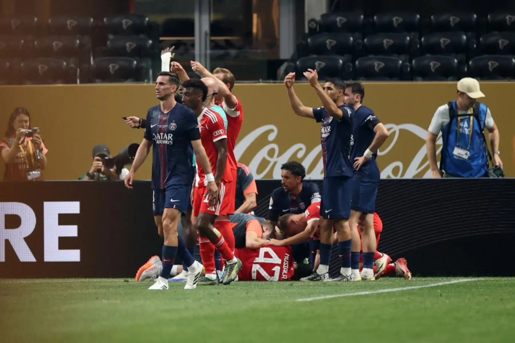Jugadores del FC Bayern de Múnich reaccionan tras la lesión de Jamal Musiala, durante el partido de cuartos de final de la Copa Mundial de Clubes de la FIFA 2025 entre el Paris Saint-Germain y el FC Bayern de Múnich en el Estadio Mercedes-Benz el 5 de julio de 2025 en Atlanta, Georgia. Foto: AFP
