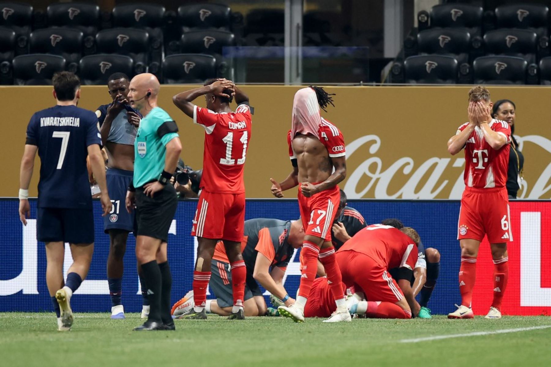 Jugadores del FC Bayern de Múnich reaccionan tras la lesión de Jamal Musiala, durante el partido de cuartos de final de la Copa Mundial de Clubes de la FIFA 2025 entre el Paris Saint-Germain y el FC Bayern de Múnich en el Estadio Mercedes-Benz el 5 de julio de 2025 en Atlanta, Georgia. Foto: AFP