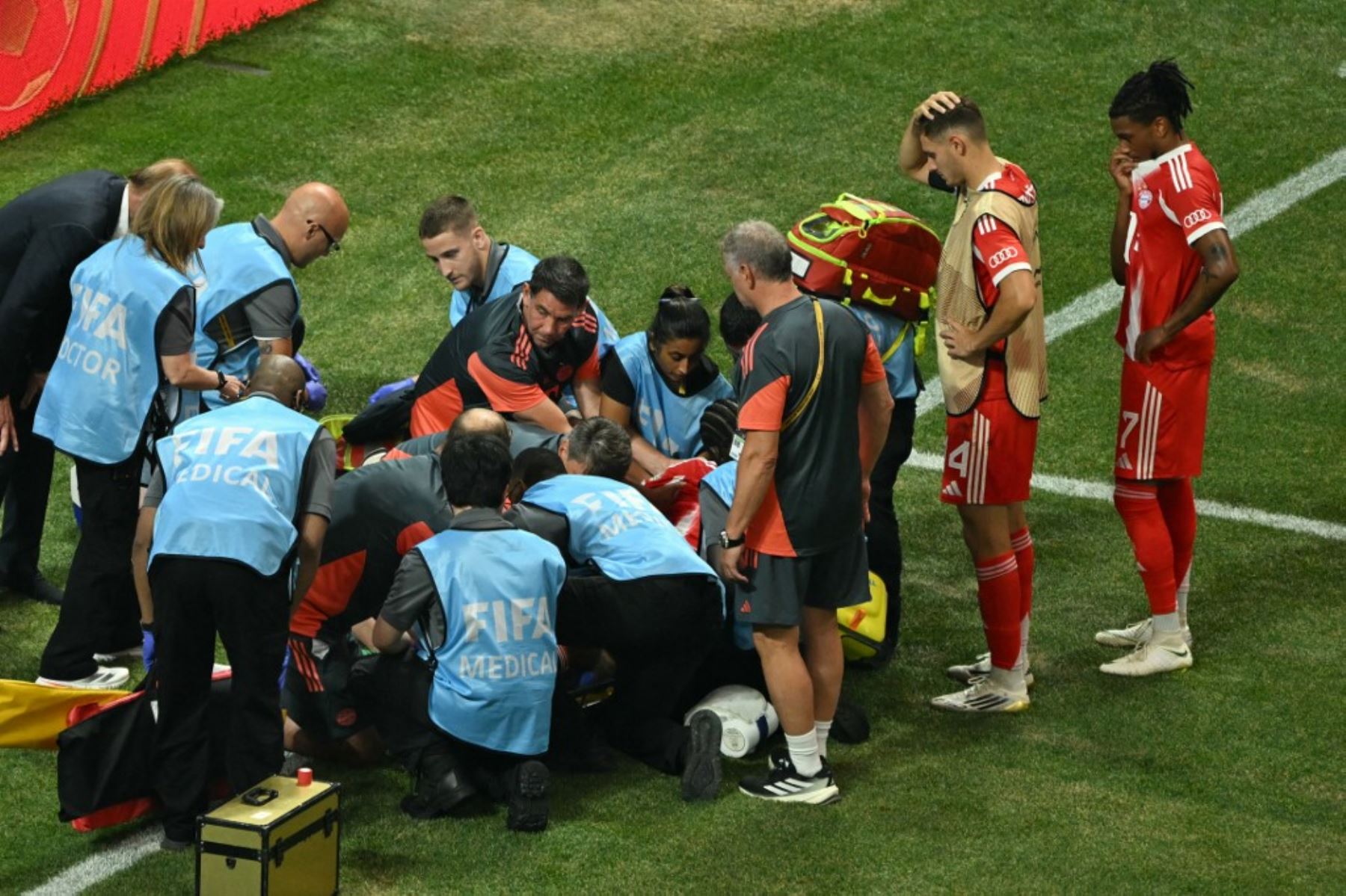 Jugadores del FC Bayern de Múnich reaccionan tras la lesión de Jamal Musiala, durante el partido de cuartos de final de la Copa Mundial de Clubes de la FIFA 2025 entre el Paris Saint-Germain y el FC Bayern de Múnich en el Estadio Mercedes-Benz el 5 de julio de 2025 en Atlanta, Georgia. Foto: AFP