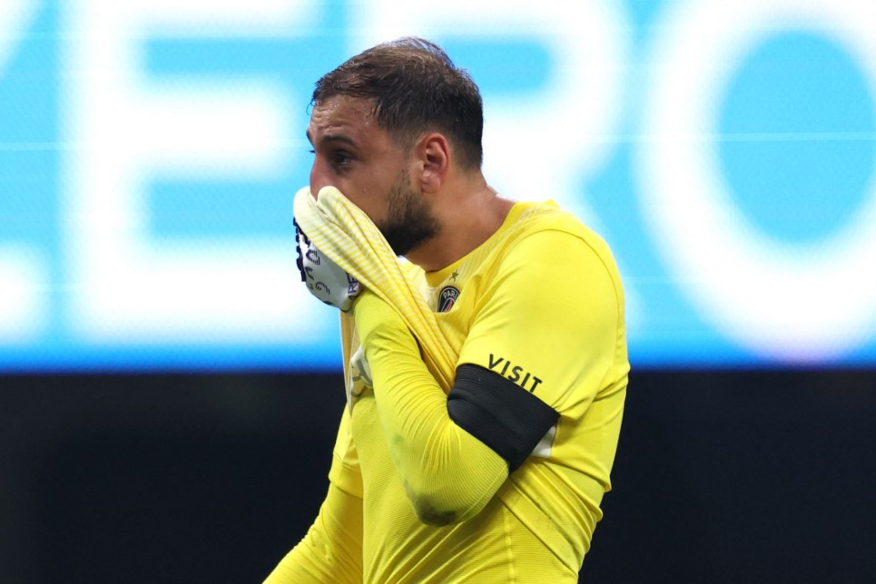 Donnarumma, del Paris Saint-Germain, reacciona tras chocar con Jamal Musiala, número 42 del FC Bayern Múnich, durante el partido de cuartos de final de la Copa Mundial de Clubes de la FIFA 2025 entre el Paris Saint-Germain y el FC Bayern Múnich en el Estadio Mercedes-Benz el 5 de julio de 2025 en Atlanta, Georgia. Foto: AFP