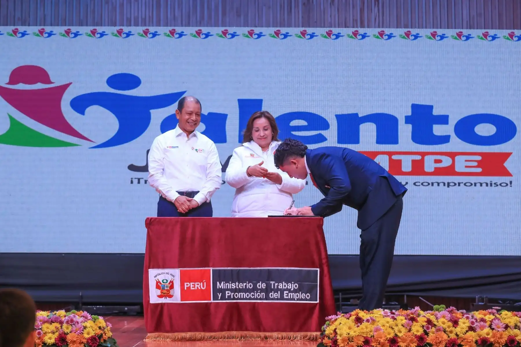 Presidenta de la república, Dina Boluarte, participa en la ceremonia de bienvenida a 100 jóvenes talentos que se incorporan al Ministerio de Trabajo y Promoción del Empleo. Foto: ANDINA/Prensa Presidencia