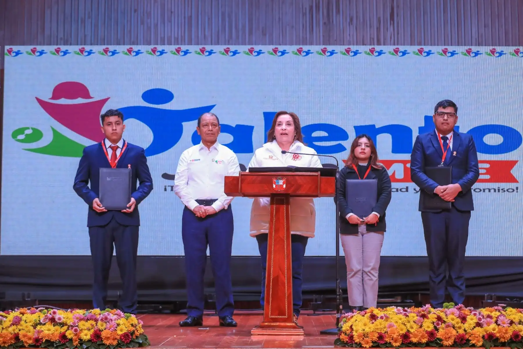 Presidenta de la república, Dina Boluarte, participa en la ceremonia de bienvenida a 100 jóvenes talentos que se incorporan al Ministerio de Trabajo y Promoción del Empleo. Foto: ANDINA/Prensa Presidencia