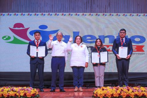 Presidenta Dina Boluarte da la bienvenida a jóvenes talentos que se incorporan al Ministerio de Trabajo