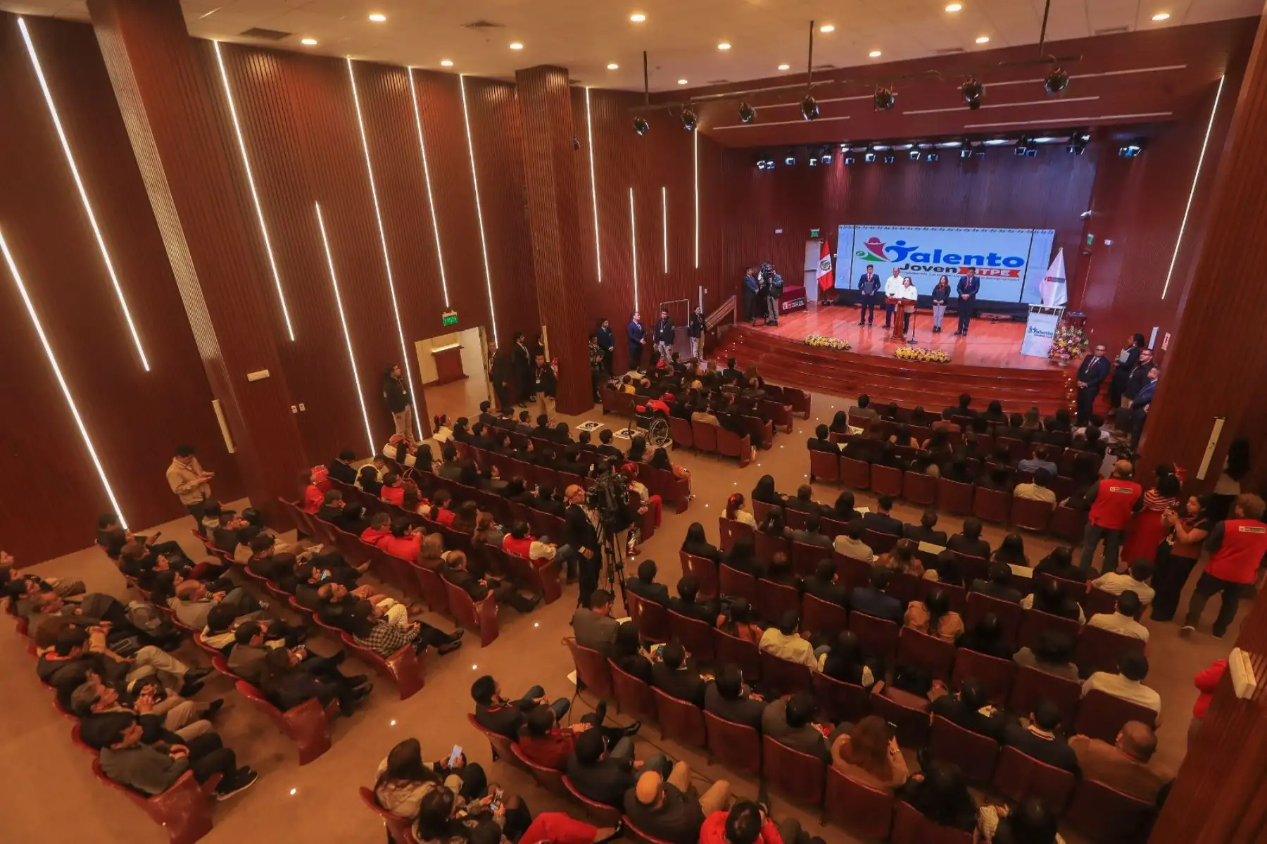 Presidenta de la república, Dina Boluarte, participa en la ceremonia de bienvenida a 100 jóvenes talentos que se incorporan al Ministerio de Trabajo y Promoción del Empleo. Foto: ANDINA/Prensa Presidencia