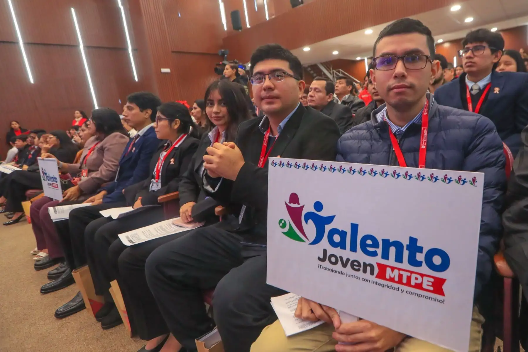 Presidenta de la república, Dina Boluarte, participa en la ceremonia de bienvenida a 100 jóvenes talentos que se incorporan al Ministerio de Trabajo y Promoción del Empleo. Foto: ANDINA/Prensa Presidencia