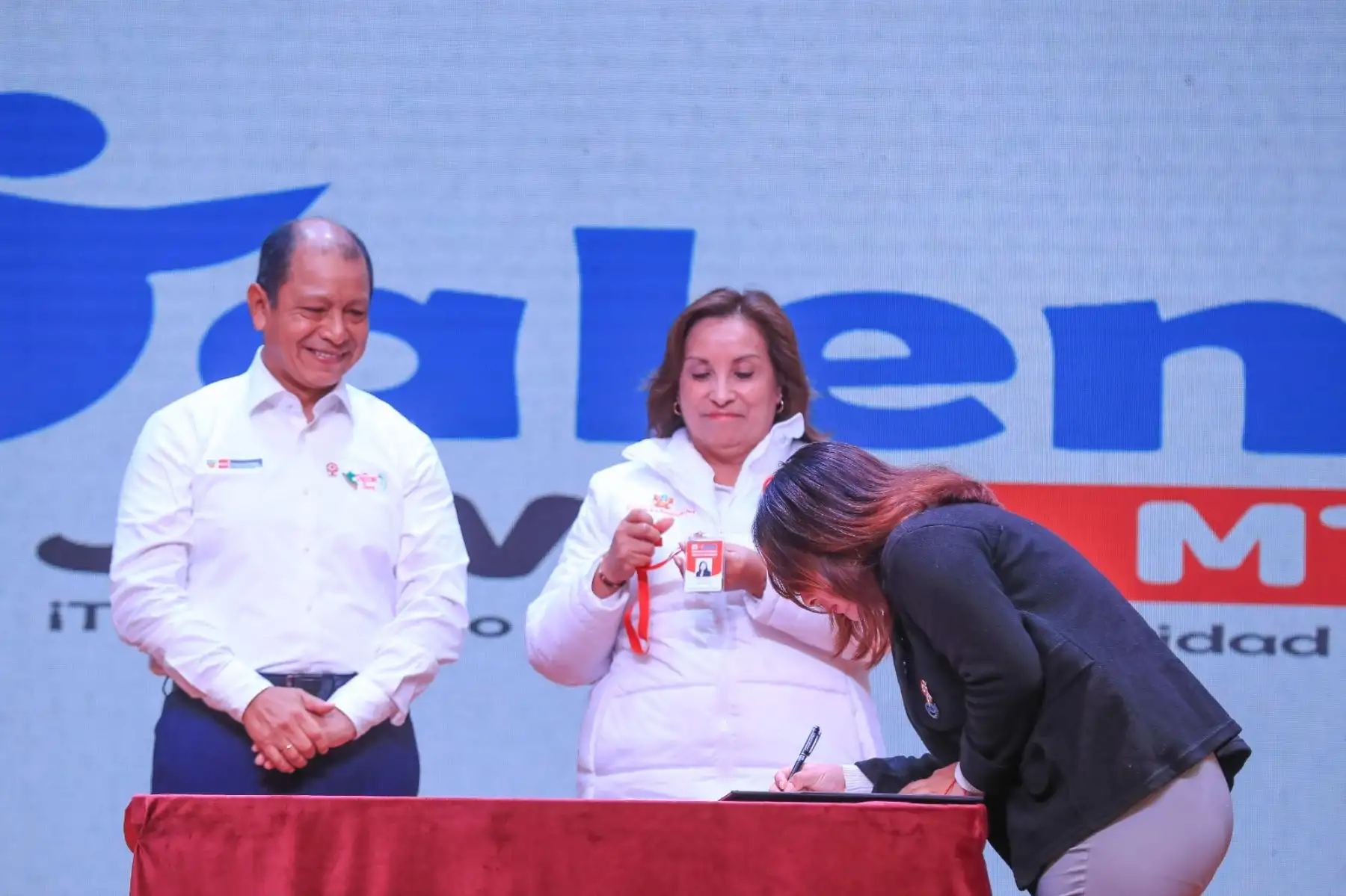 Presidenta de la república, Dina Boluarte, participa en la ceremonia de bienvenida a 100 jóvenes talentos que se incorporan al Ministerio de Trabajo y Promoción del Empleo. Foto: ANDINA/Prensa Presidencia