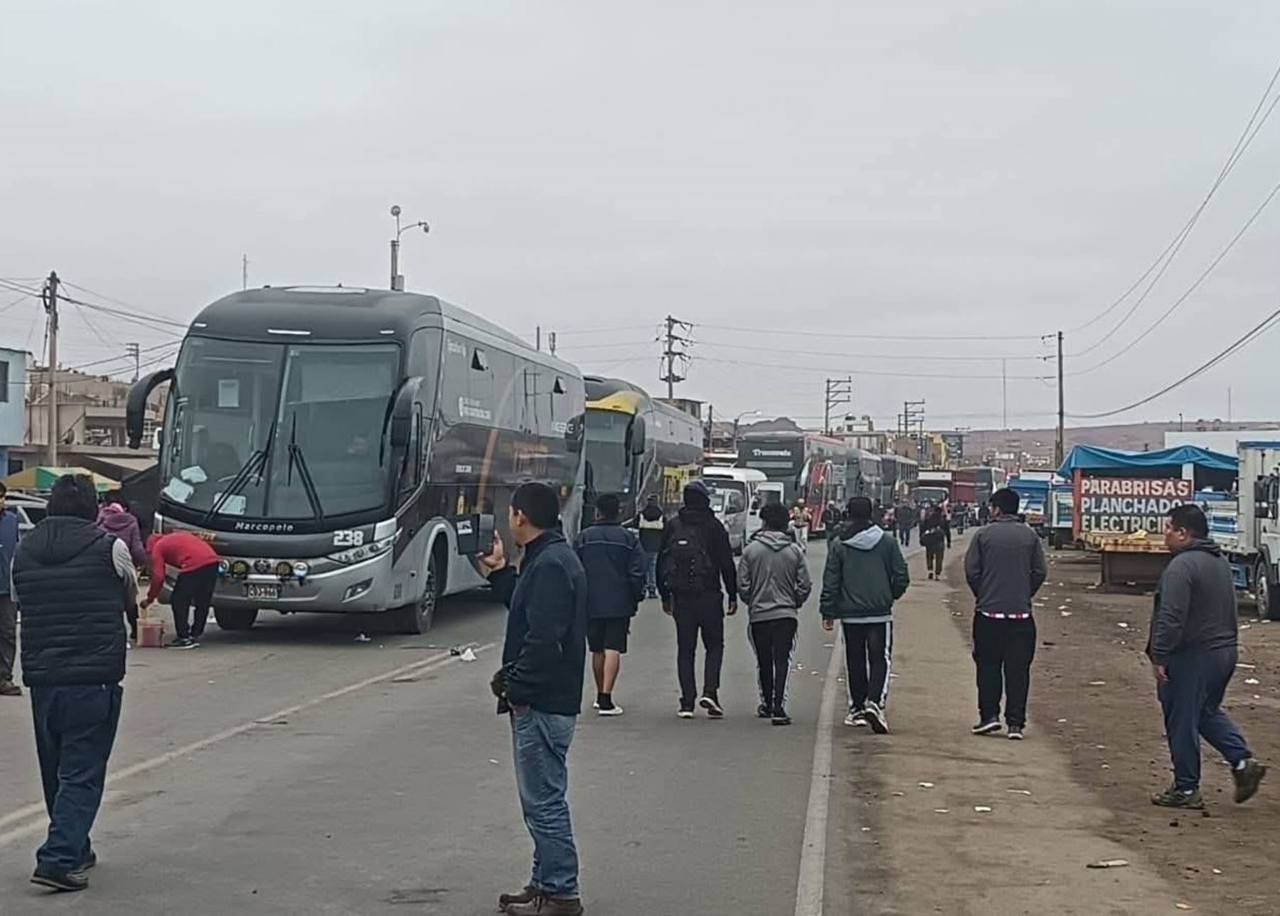 Cientos de unidades de transporte interprovincial, camiones de carga y vehículos particulares se encuentran varados en la carretera Panamericana Sur debido a dos tramos bloqueados por trabajadores mineros. ANDINA/Difusión