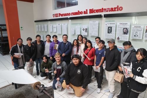 Estudiantes del primer ciclo del Programa de Estudios de Comunicación y Medios Digitales de la UCH y su docente Mónica Delgado conocieron el trabajo desarrollado por el equipo de Editora Perú. Foto: ANDINA/Carlos Américo Lezama Villantoy