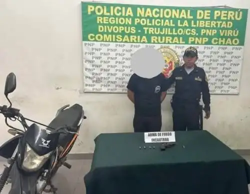 La Policía Nacional capturó a un menor de 17 años de edad quien es sindicado como ser el autor del crimen de un conductor de una empresa de transportes que cubre la ruta Chao - Trujillo, en La Libertad. ANDINA/Difusión