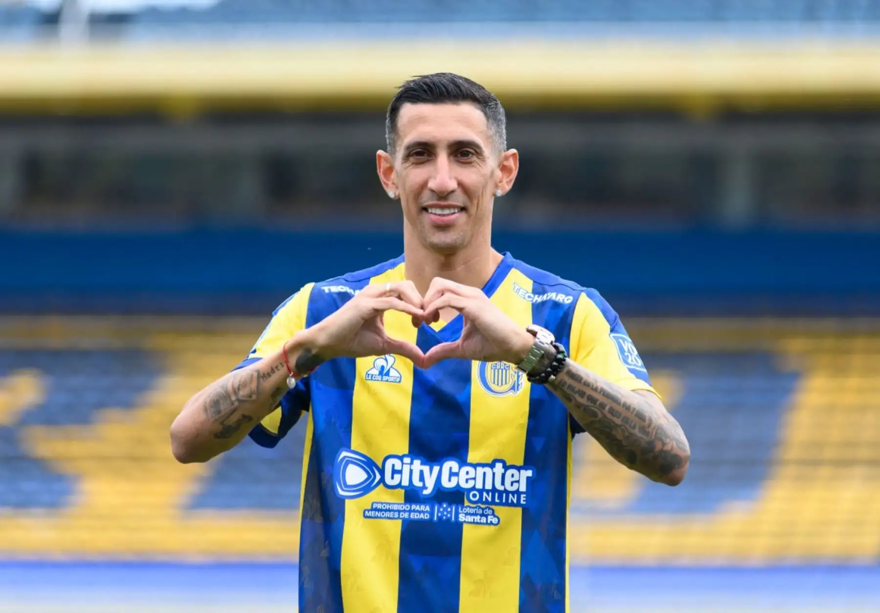 Ángel Di María regresó a Rosario Central, el club donde inició su carrera, tras 18 años en Europa. Emocionado, el campeón mundial con Argentina en Catar 2022 expresó que volver a casa es un sueño cumplido. A sus 37 años, fue presentado oficialmente en Rosario y aseguró que se retirará en el equipo de sus amores. “Esto es mucho más de lo que esperaba”, dijo ante cientos de hinchas que lo ovacionaron. Foto: AFP
