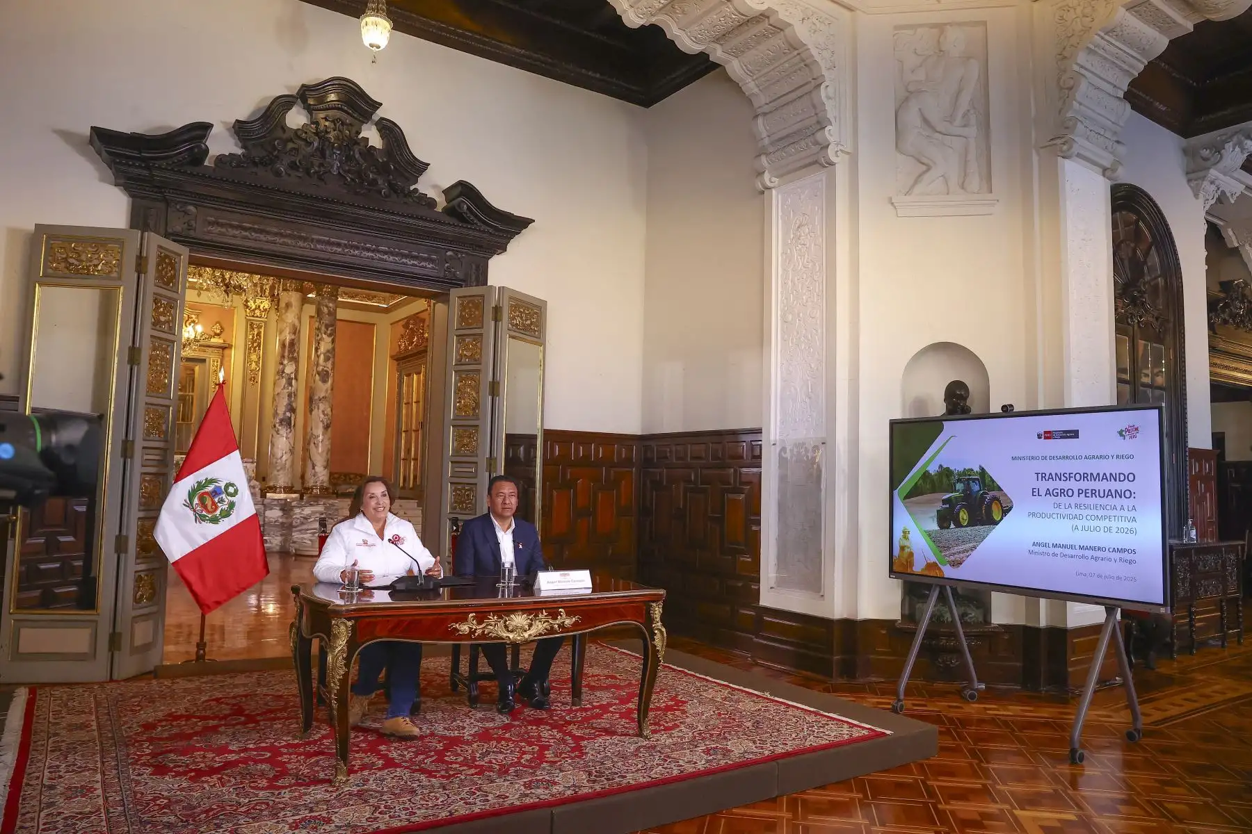 La presidenta Dina Boluarte destacó los avances del Gobierno en el sector agrícola, resaltando el destrabe de proyectos clave de irrigación como Chavimochic, Majes Siguas y Alto Piura, lo que ha impulsado significativamente el riego en el país. Además, se cuadruplicó la inversión en infraestructura hídrica, se otorgaron créditos por más de S/1,200 millones y se abrió acceso a 40 nuevos mercados internacionales para los productos agropecuarios peruanos. Foto: ANDINA/Prensa Presidencia