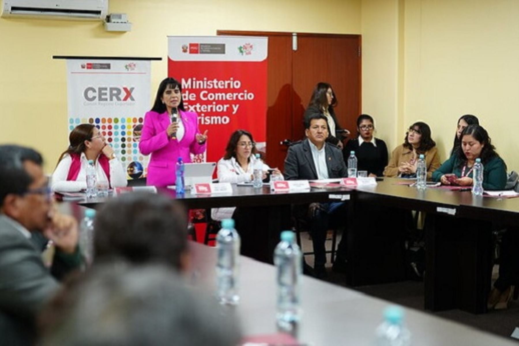 Ministra de Comercio Exterior y Turismo, Desilú León lideró la sesión del Comité Regional de Exportación (CERX) de Tacna, integrado por representantes del sector público y privado. Foto: Cortesía.