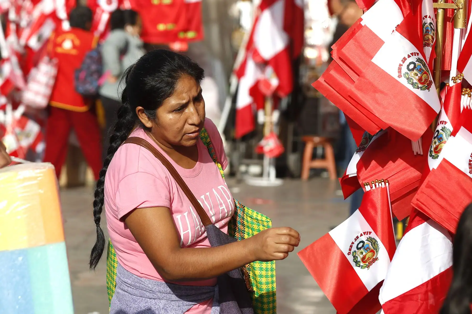 A pocas semanas de la celebración del 204° aniversario de nuestra independencia nacional, la venta de banderas, escarapelas y escudos, entre otros símbolos patrios tienen gran demanda en la población. En la imagen, el emporio de Mesa Redonda.
Foto: ANDINA/ Eddy Ramos