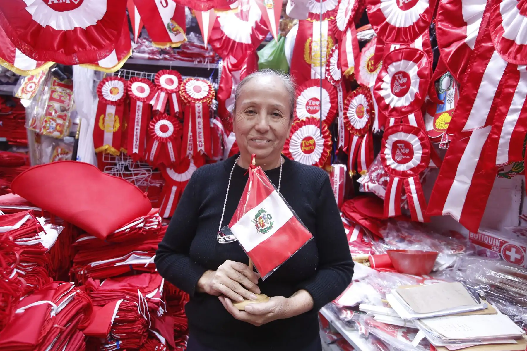 A pocas semanas de la celebración del 204° aniversario de nuestra independencia nacional, la venta de banderas, escarapelas y escudos, entre otros símbolos patrios tienen gran demanda en la población. En la imagen, el emporio de Mesa Redonda.
Foto: ANDINA/ Eddy Ramos