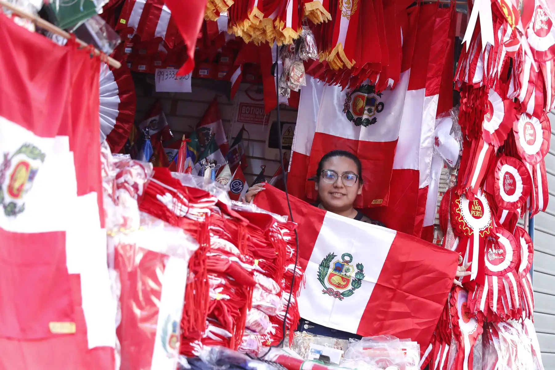 A pocas semanas de la celebración del 204° aniversario de nuestra independencia nacional, la venta de banderas, escarapelas y escudos, entre otros símbolos patrios tienen gran demanda en la población. En la imagen, el emporio de Mesa Redonda.
Foto: ANDINA/ Eddy Ramos