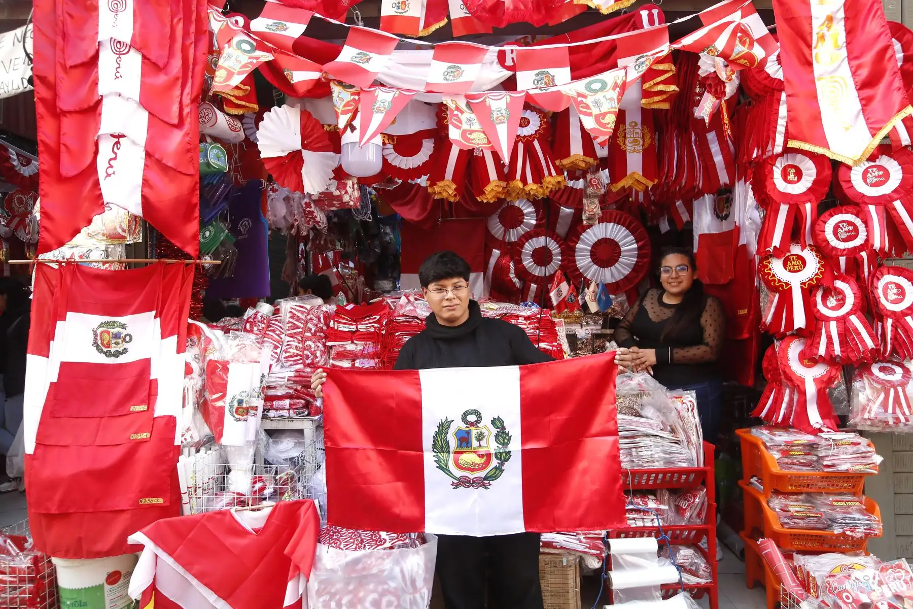 A pocas semanas de la celebración del 204° aniversario de nuestra independencia nacional, la venta de banderas, escarapelas y escudos, entre otros símbolos patrios tienen gran demanda en la población. En la imagen, el emporio de Mesa Redonda.
Foto: ANDINA/ Eddy Ramos