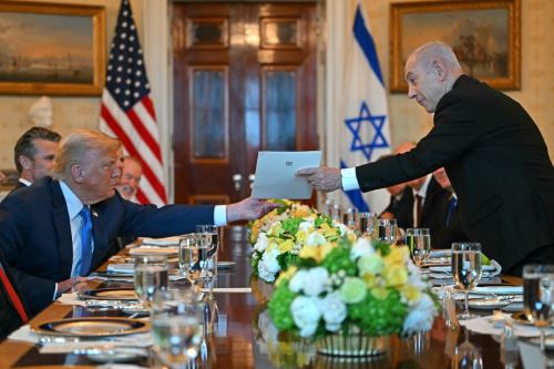 El presidente de EE. UU., Donald Trump, se reúne este lunes en Washington con el primer ministro israelí, Benjamín Netanyahu, en un intento por impulsar una tregua en Gaza tras casi dos años de guerra. Foto: AFP