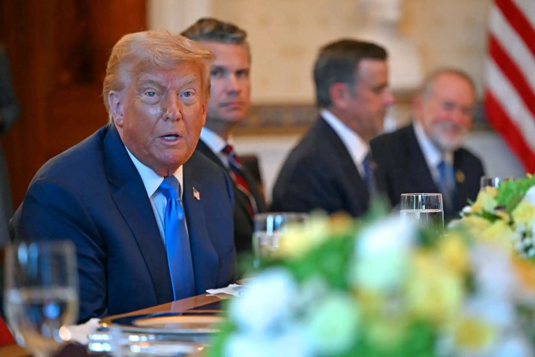 El presidente estadounidense Donald Trump se reúne este lunes en Washington con el primer ministro israelí Benjamin Netanyahu, en un intento por impulsar una tregua en Gaza tras casi dos años de guerra. Las negociaciones, mediadas por Catar y Egipto, buscan liberar rehenes israelíes a cambio de presos palestinos. Mientras, persisten las diferencias con Hamás, que exige garantías para una retirada israelí y el retorno del sistema de ayuda humanitaria de la ONU. Foto: AFP