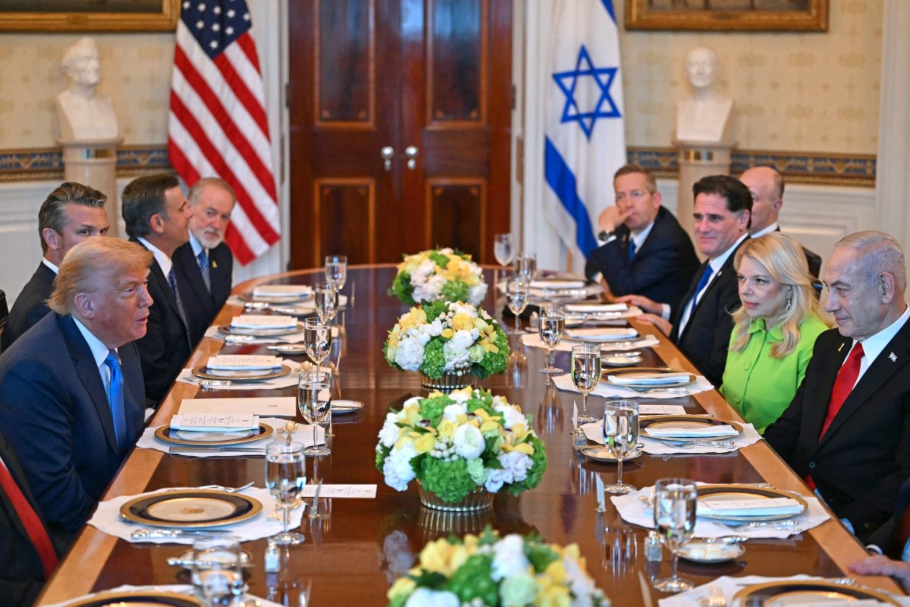 El presidente estadounidense, Donald Trump, se reúne este lunes en Washington con el primer ministro israelí, Benjamín Netanyahu, en un intento por impulsar una tregua en Gaza. Foto: AFP
