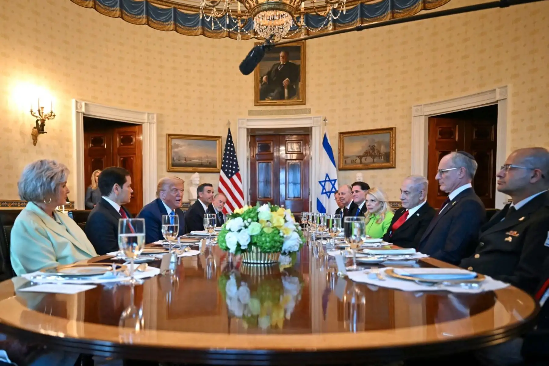El presidente estadounidense Donald Trump se reúne este lunes en Washington con el primer ministro israelí Benjamin Netanyahu, en un intento por impulsar una tregua en Gaza tras casi dos años de guerra. Las negociaciones, mediadas por Catar y Egipto, buscan liberar rehenes israelíes a cambio de presos palestinos. Mientras, persisten las diferencias con Hamás, que exige garantías para una retirada israelí y el retorno del sistema de ayuda humanitaria de la ONU. Foto: AFP