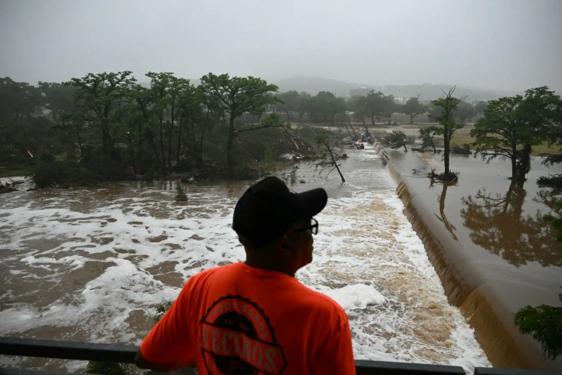 El Servicio Meteorológico Nacional emitió alertas antes de las lluvias, pero críticas apuntan a la falta de personal y recursos en agencias clave debido a recortes presupuestales previos. Foto: AFP