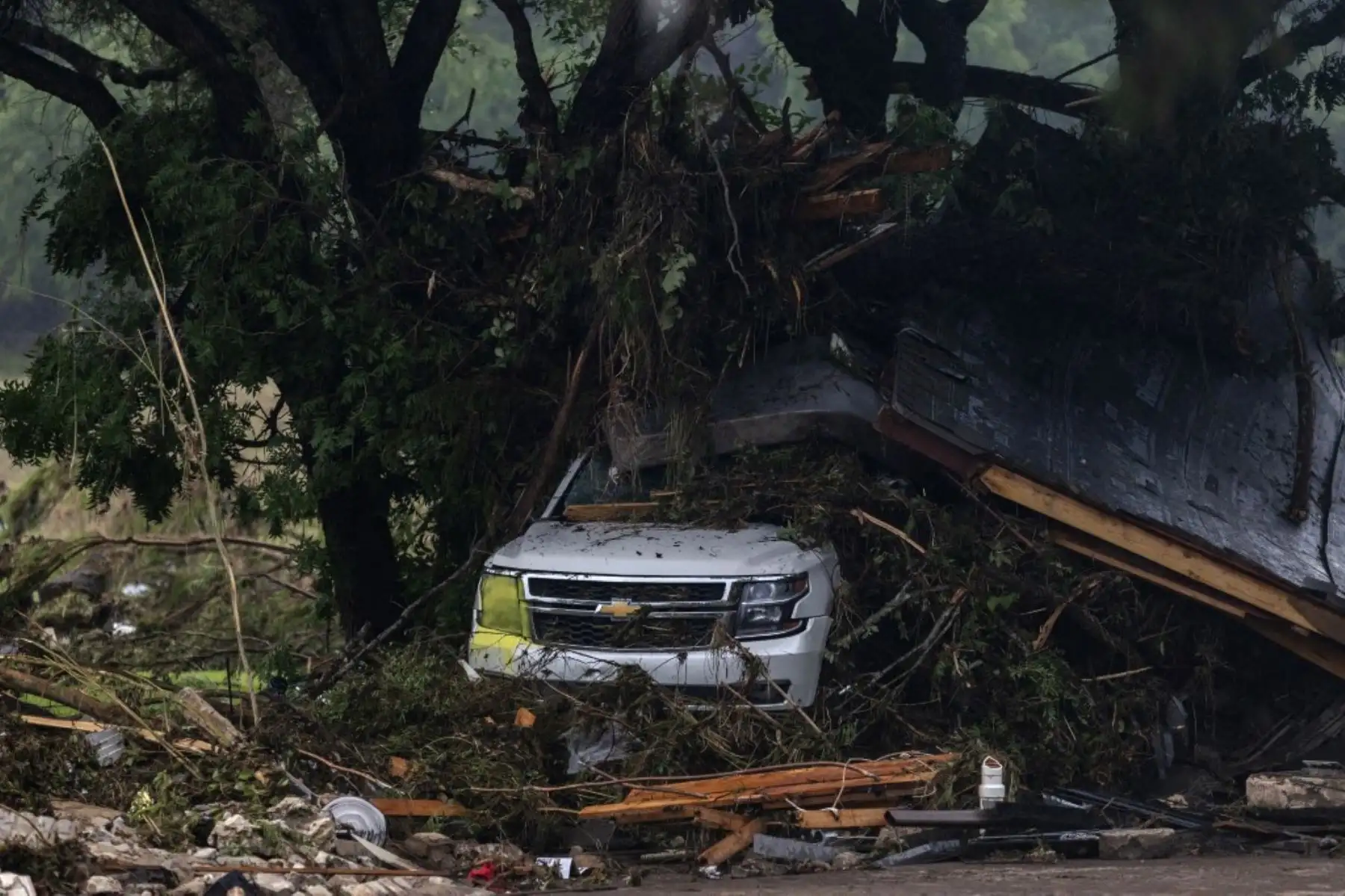 Las lluvias caídas saturaron el terreno en cuestión de horas, desencadenando inundaciones repentinas en una región conocida como el "callejón de las inundaciones", donde este tipo de eventos son frecuentes. Foto: AFP