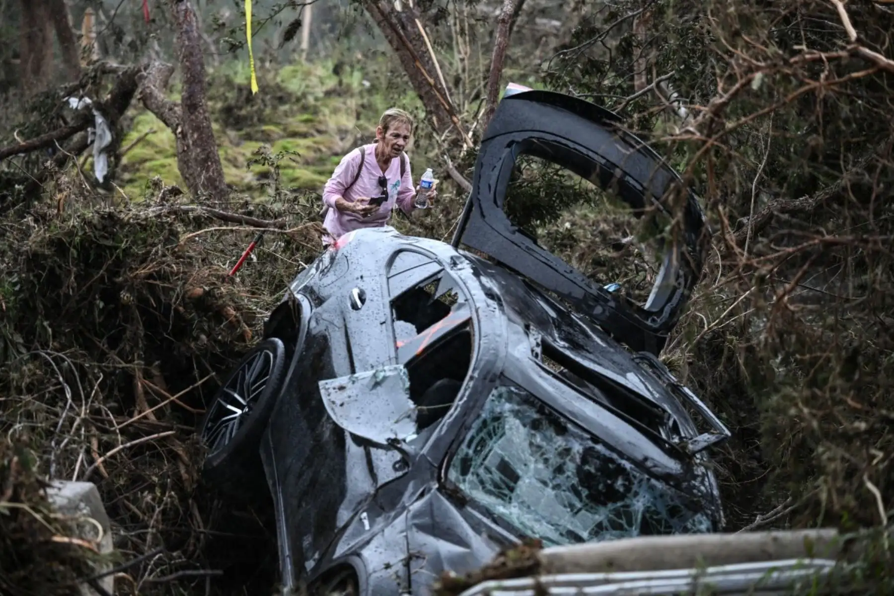 Las redes sociales han sido claves para coordinar donaciones, voluntarios y difundir mensajes de personas desaparecidas, muchas de las cuales aún no han sido localizadas en las áreas rurales inundadas. Foto: AFP