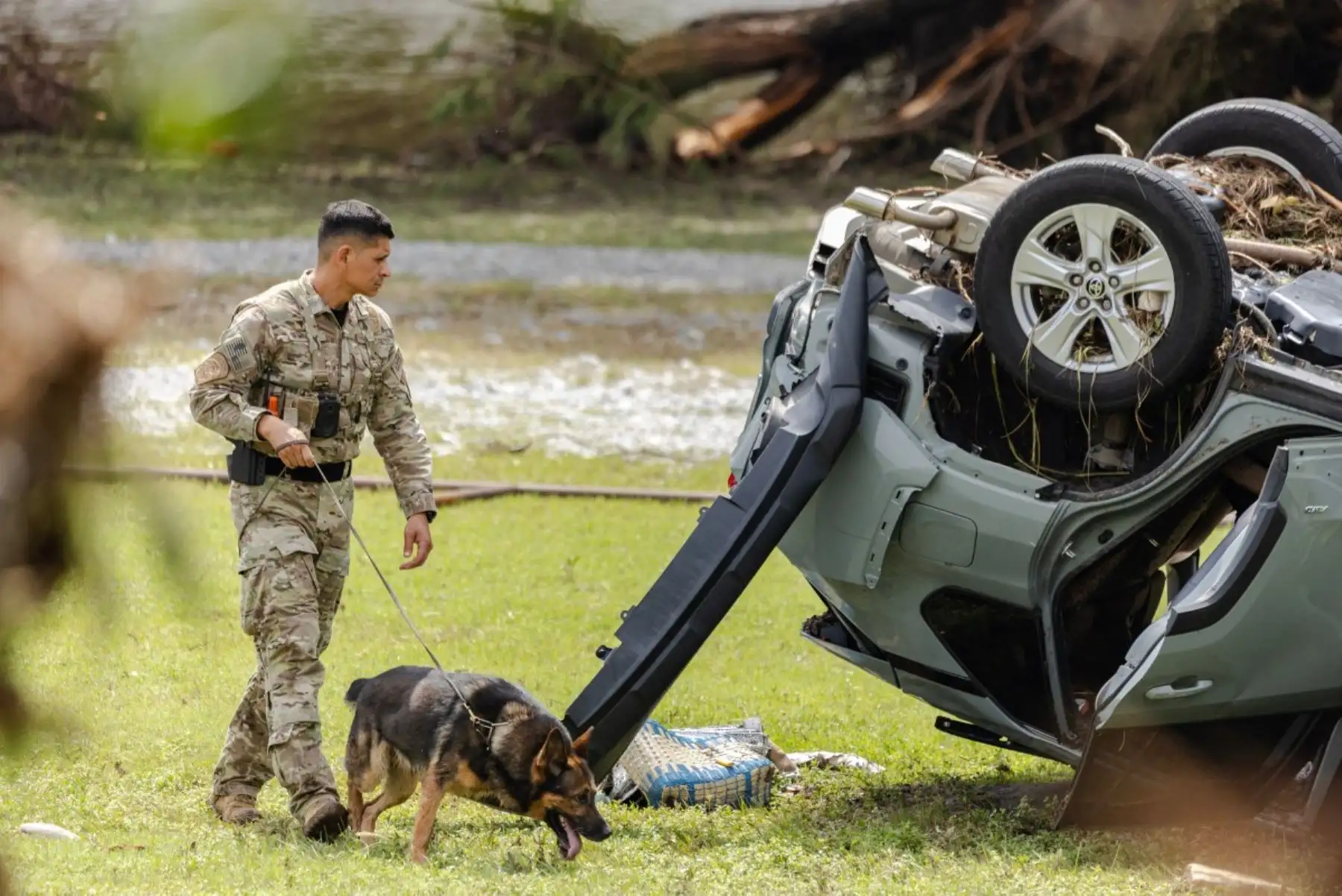 Testimonios de sobrevivientes indican que las aguas alcanzaron los techos en minutos, dejando escaso margen de reacción y atrapando a decenas de personas sin posibilidad de evacuación segura. Foto: AFP