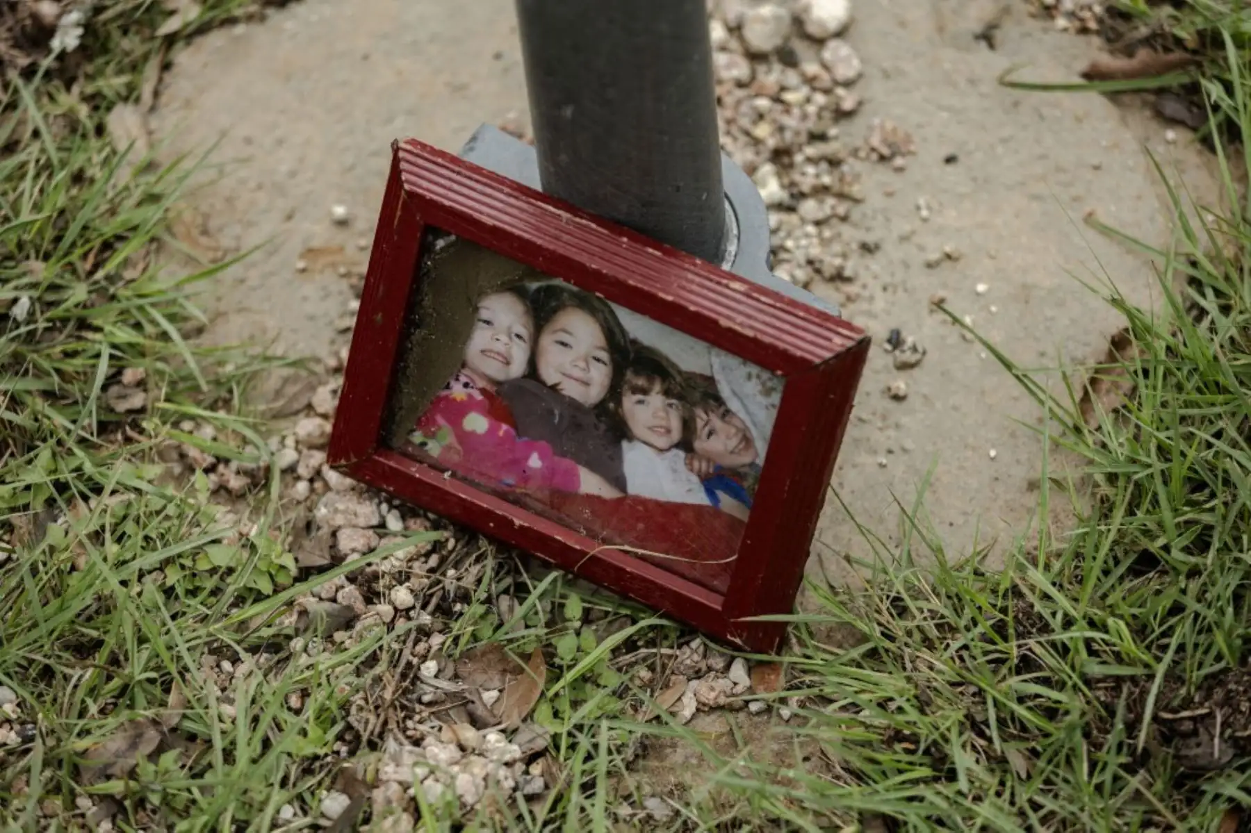 Más de 100 personas han muerto por las devastadoras inundaciones en Texas, incluidas 28 menores atrapadas en un campamento cristiano a orillas del río Guadalupe. Las labores de búsqueda continúan en medio de intensas lluvias que complican el acceso a las zonas afectadas. Voluntarios, equipos de rescate y autoridades trabajan contrarreloj. El presidente Trump declaró emergencia federal y anunció una visita al estado mientras crece la indignación por recortes en sistemas de alerta. Foto: AFP