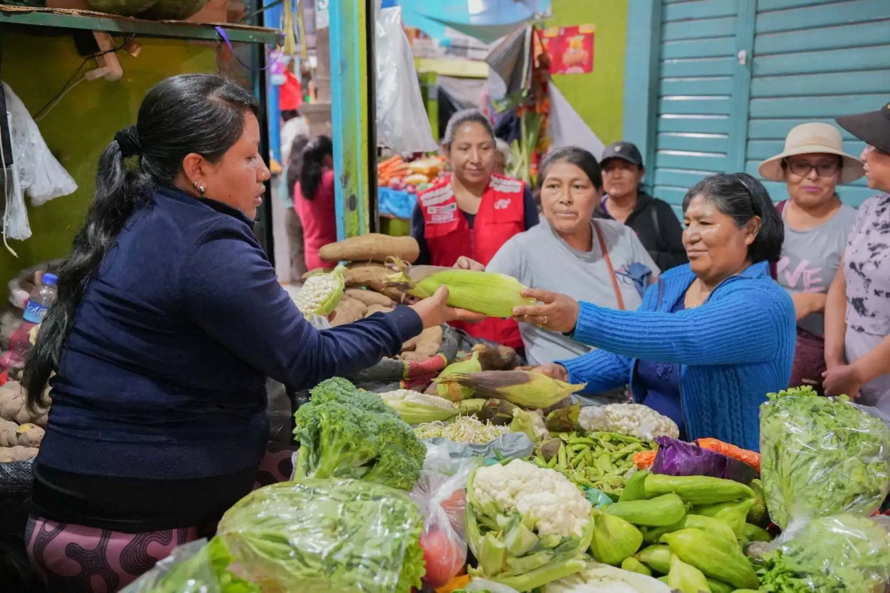 El modelo piloto garantiza que los alimentos entregados sean culturalmente pertinentes y preparados en las propias escuelas, respetando costumbres locales y asegurando el consumo de productos conocidos por los estudiantes. Foto: ANDINA/MIDIS