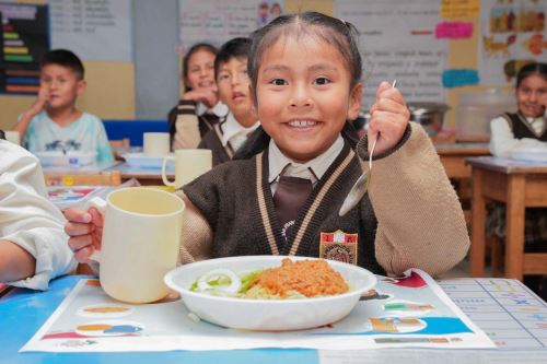 El nuevo modelo del servicio alimentario escolar beneficia a 8,657 estudiantes de tres regiones. Foto: ANDINA/Midis