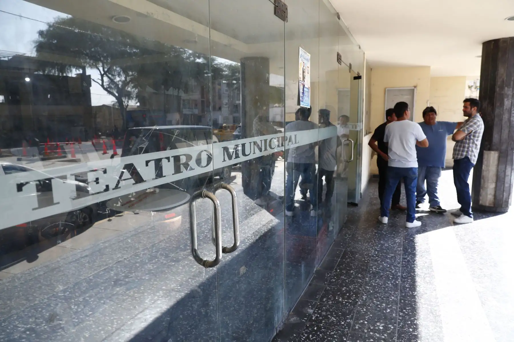 Entre las novedades del nuevo Teatro Municipal de Piura, próximo a ser reconstruido, se contará con una nueva taquilla, un área de espacio para restaurante y Coffe break, sala de data center con cámaras y un espacio de audio y video para controlar el sonido del teatro. Toda la infraestructura estará rodeada por paneles acústicos. Foto: ANDINA/Daniel Bracamonte