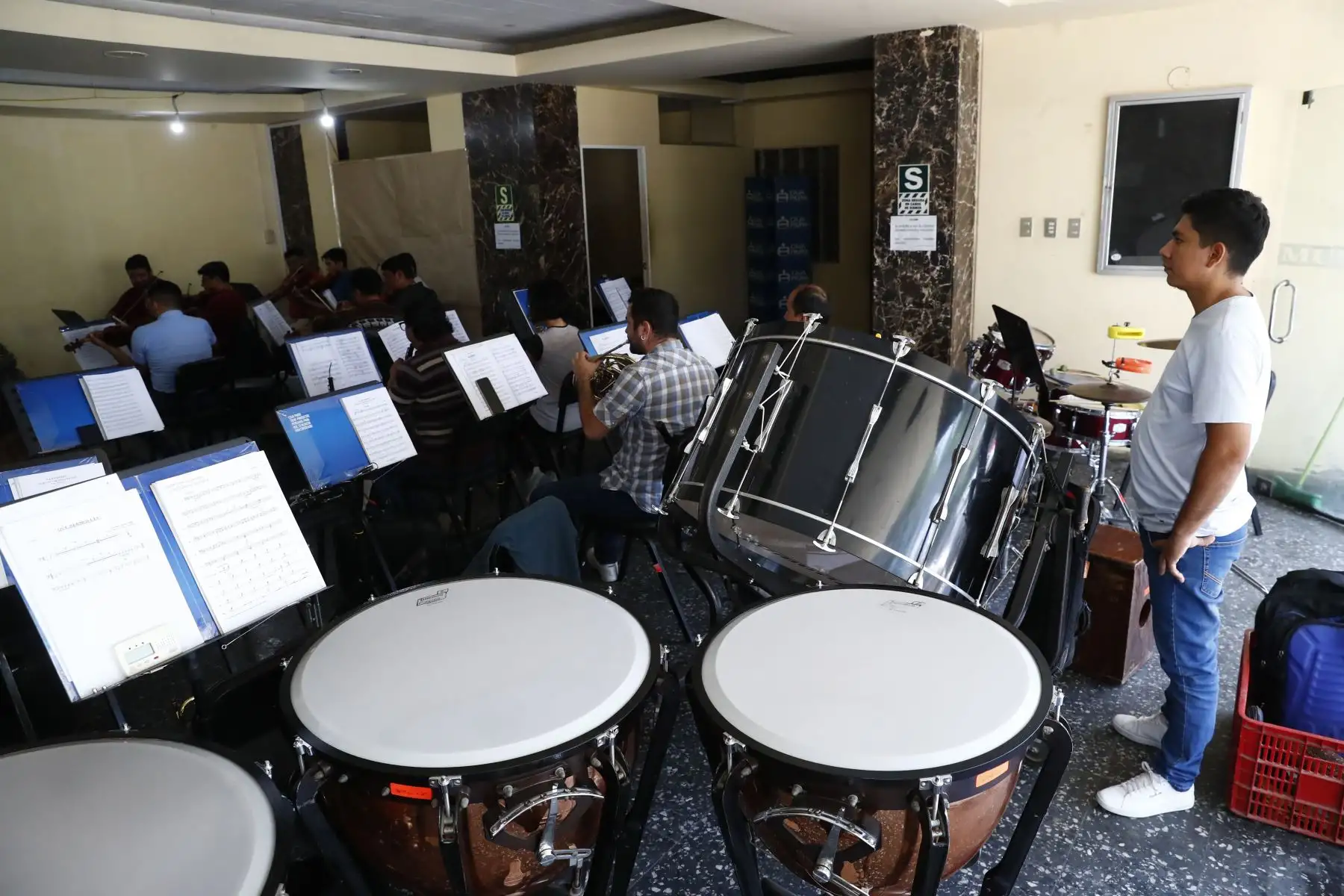 Jóvenes músicos de la Orquesta Sinfónica de Piura ensayan en el hall de entrada del Teatro Municipal de Piura, el cual se encuentra cerrado al público desde hace unos 20 años, y que será demolido este 2025 para su posterior reconstrucción. Foto: ANDINA/Daniel Bracamonte