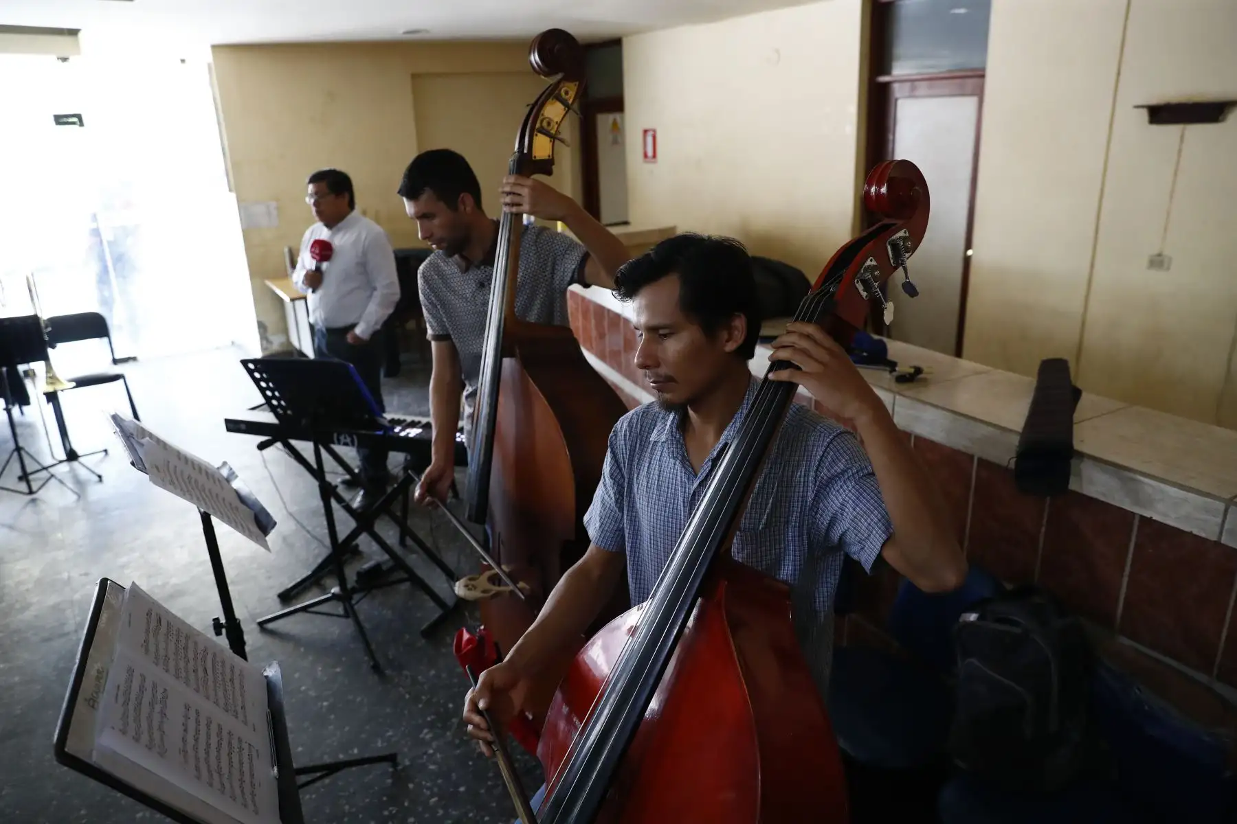 Jóvenes músicos de la Orquesta Sinfónica de Piura ensayan en el hall de entrada del Teatro Municipal de Piura, el cual se encuentra cerrado al público desde hace unos 20 años, y que será demolido este 2025 para su posterior reconstrucción. Foto: ANDINA/Daniel Bracamonte