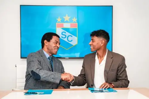 Jorge Araujo estrecha la mano a Julio César Uribe