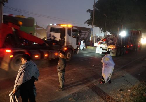 Una tregua de dos horas permite el paso de cientos de vehículos en la carretera Panamericana Sur, a la altura de Nasca, región Ica, que fue bloqueada por trabajadores mineros desde el viernes 4 de julio. Foto: Genry Bautista