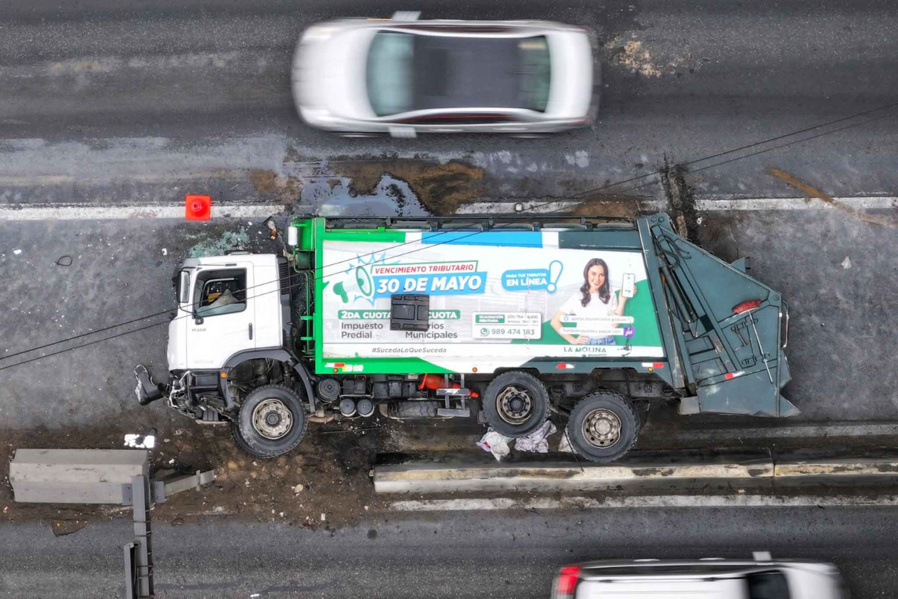 Un camión recolector de basura sufrió una volcadura en la Vía de Evitamiento, a la altura del puente Ricardo Palma, sentido sur a norte, generando tránsito pesado a estas horas de la mañana. Foto: ANDINA/ Braian Reyna