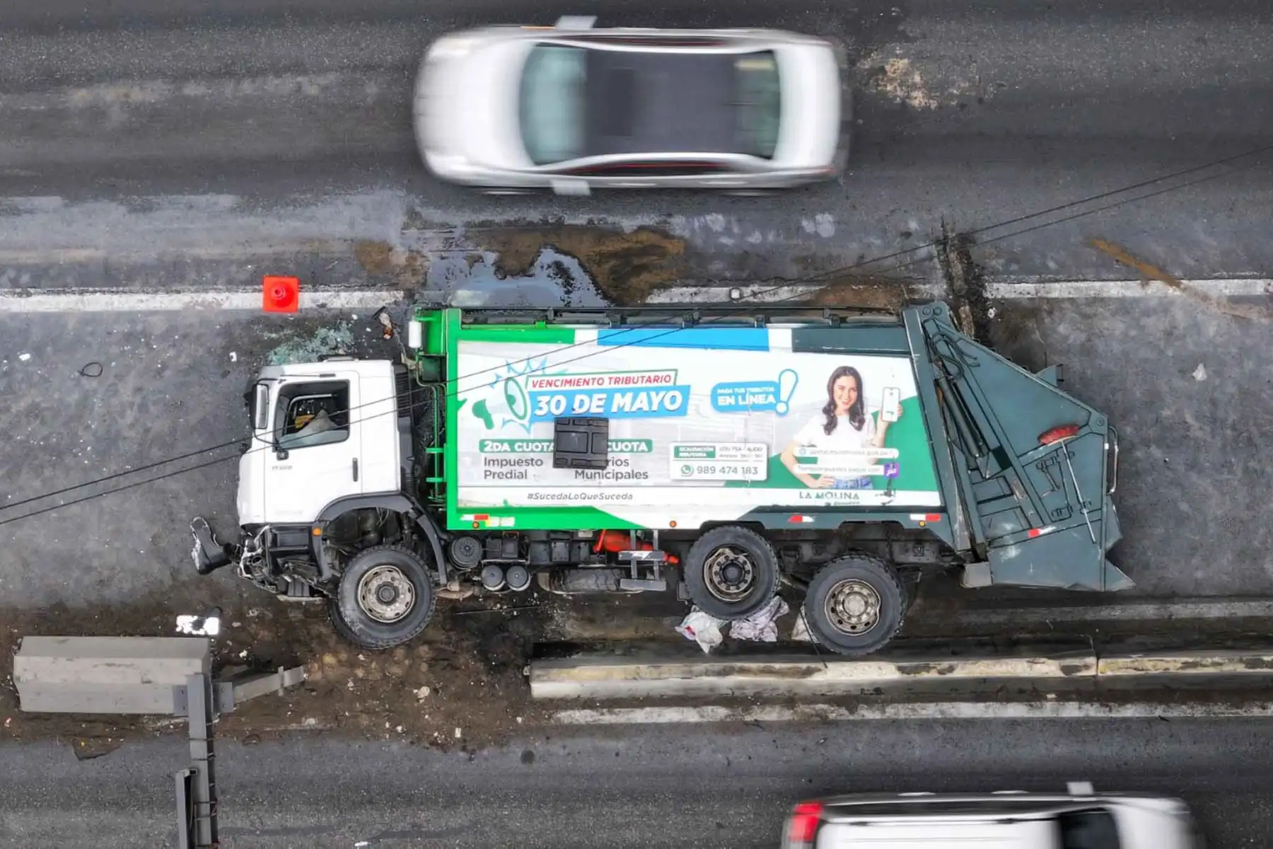 Un camión recolector de basura sufrió una volcadura en la Vía de Evitamiento, a la altura del puente Ricardo Palma, sentido sur a norte, generando tránsito pesado a estas horas de la mañana. Foto: ANDINA/ Braian Reyna