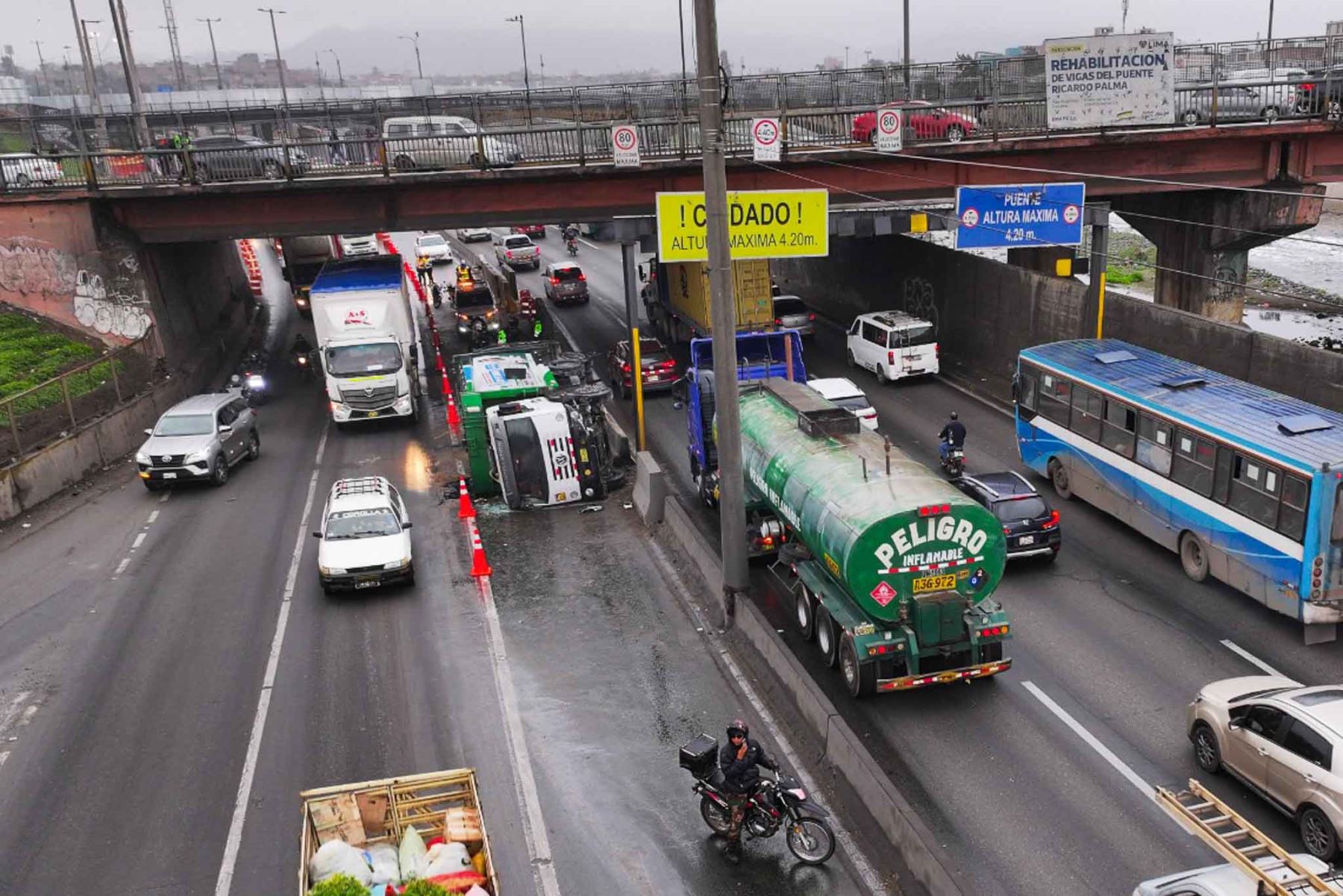 Un camión recolector de basura sufrió una volcadura en la Vía de Evitamiento, a la altura del puente Ricardo Palma, sentido sur a norte, generando tránsito pesado a estas horas de la mañana. Foto: ANDINA/ Braian Reyna