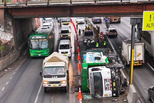 Tránsito lento en Vía de Evitamiento por volcadura de camión de basura en el Rímac