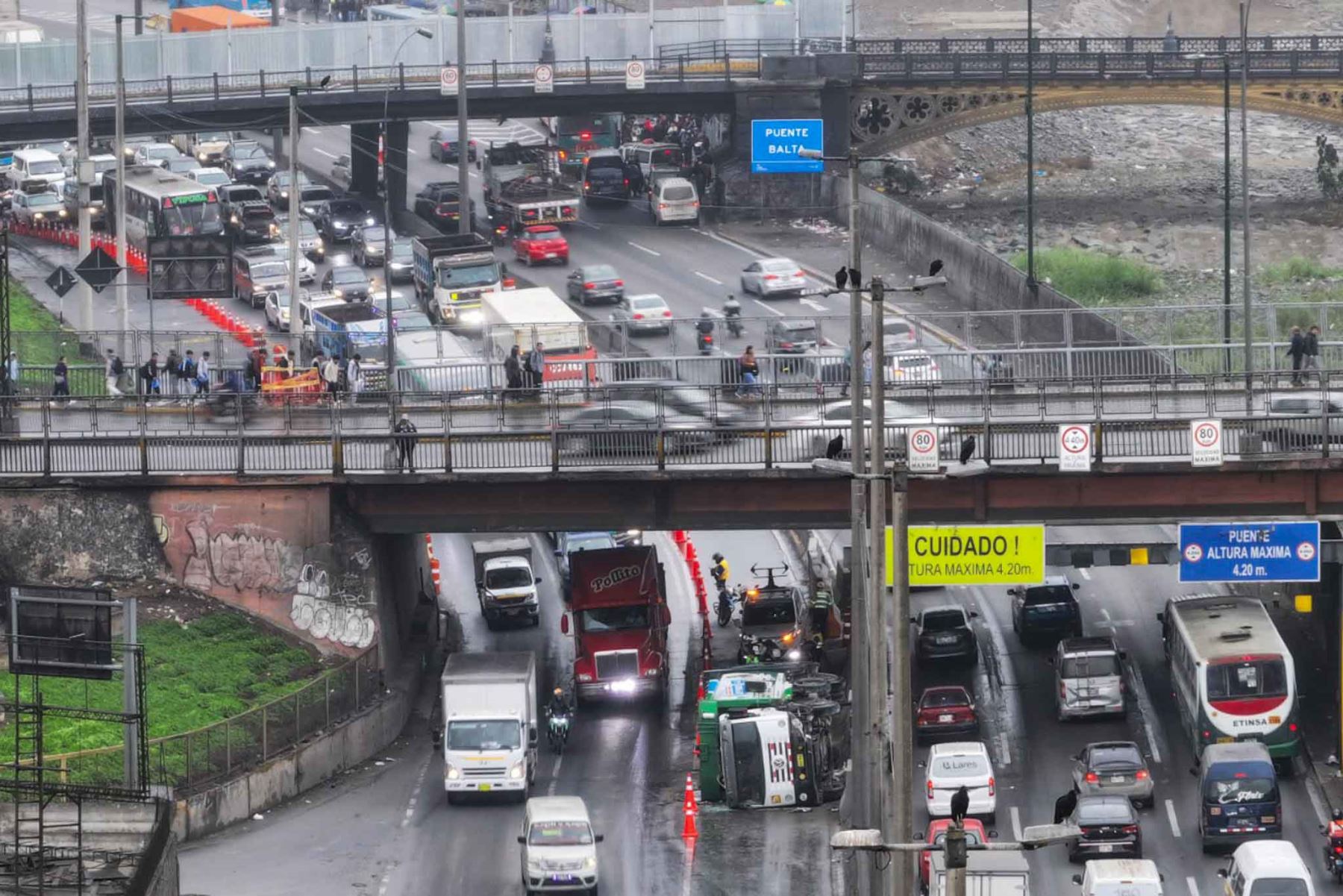El accidente ocurrió alrededor de las 2:00 de la madrugada, el camión de la municipalidad de La Molina aún no puede ser remolcado y ocupa un carril, generando un cuello de botella en dirección hacia el norte. Foto: ANDINA/ Braian Reyna