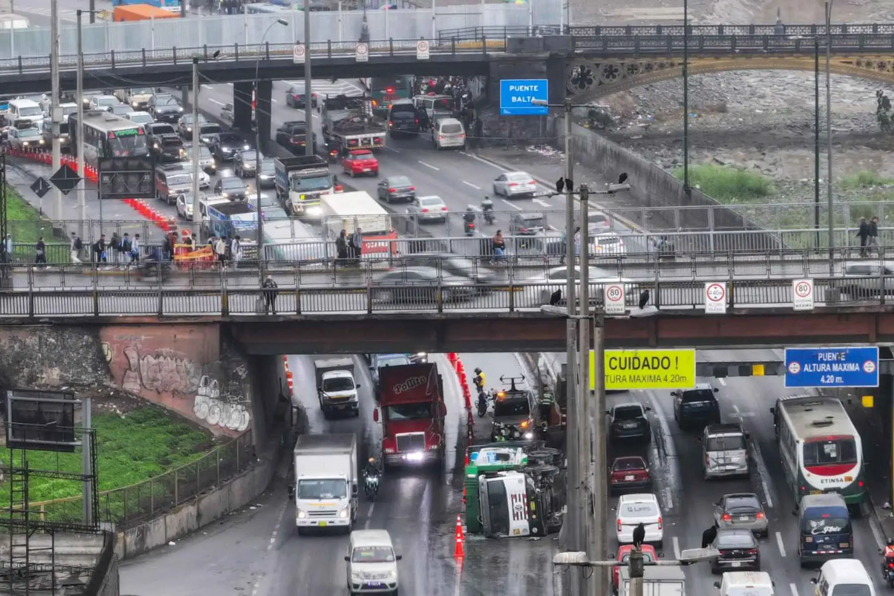 El accidente ocurrió alrededor de las 2:00 de la madrugada, el camión de la municipalidad de La Molina aún no puede ser remolcado y ocupa un carril, generando un cuello de botella en dirección hacia el norte. Foto: ANDINA/ Braian Reyna