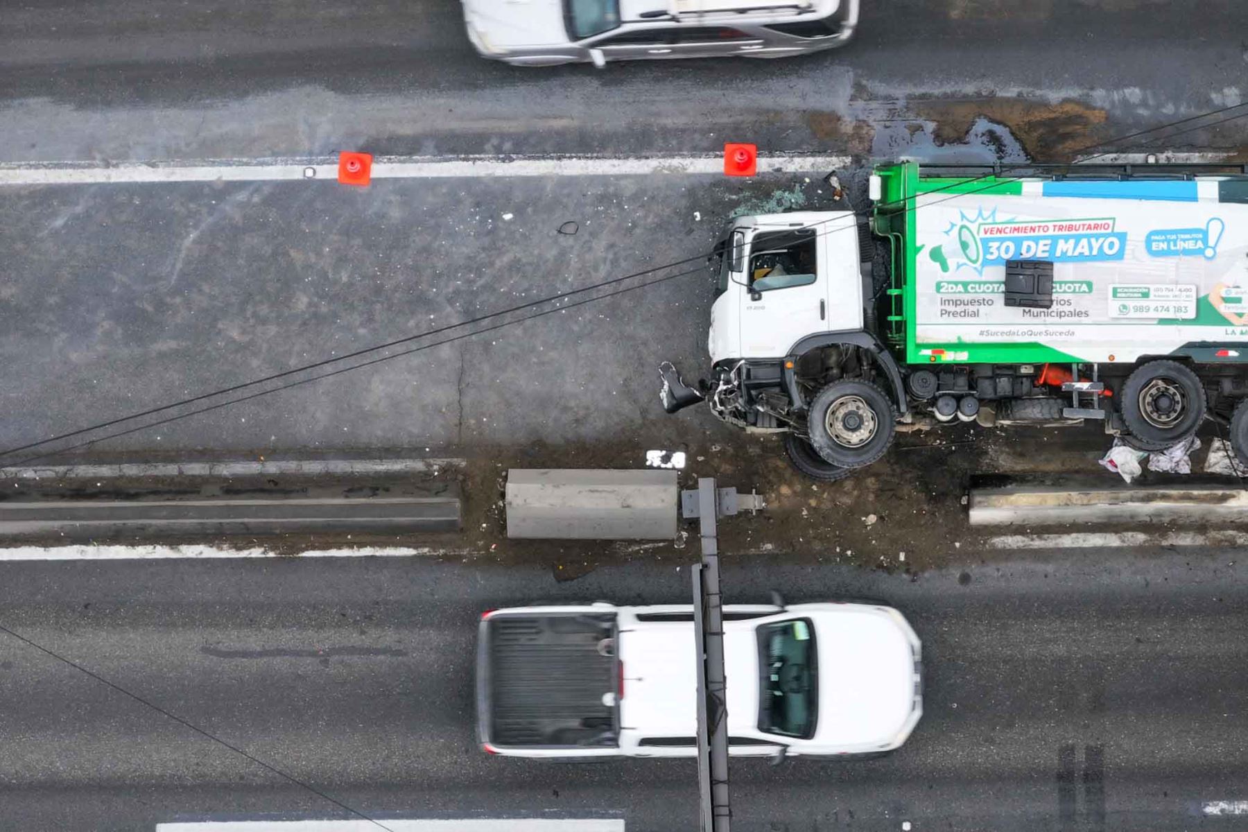 El accidente ocurrió alrededor de las 2:00 de la madrugada, el camión de la municipalidad de La Molina aún no puede ser remolcado y ocupa un carril, generando un cuello de botella en dirección hacia el norte. Foto: ANDINA/ Braian Reyna