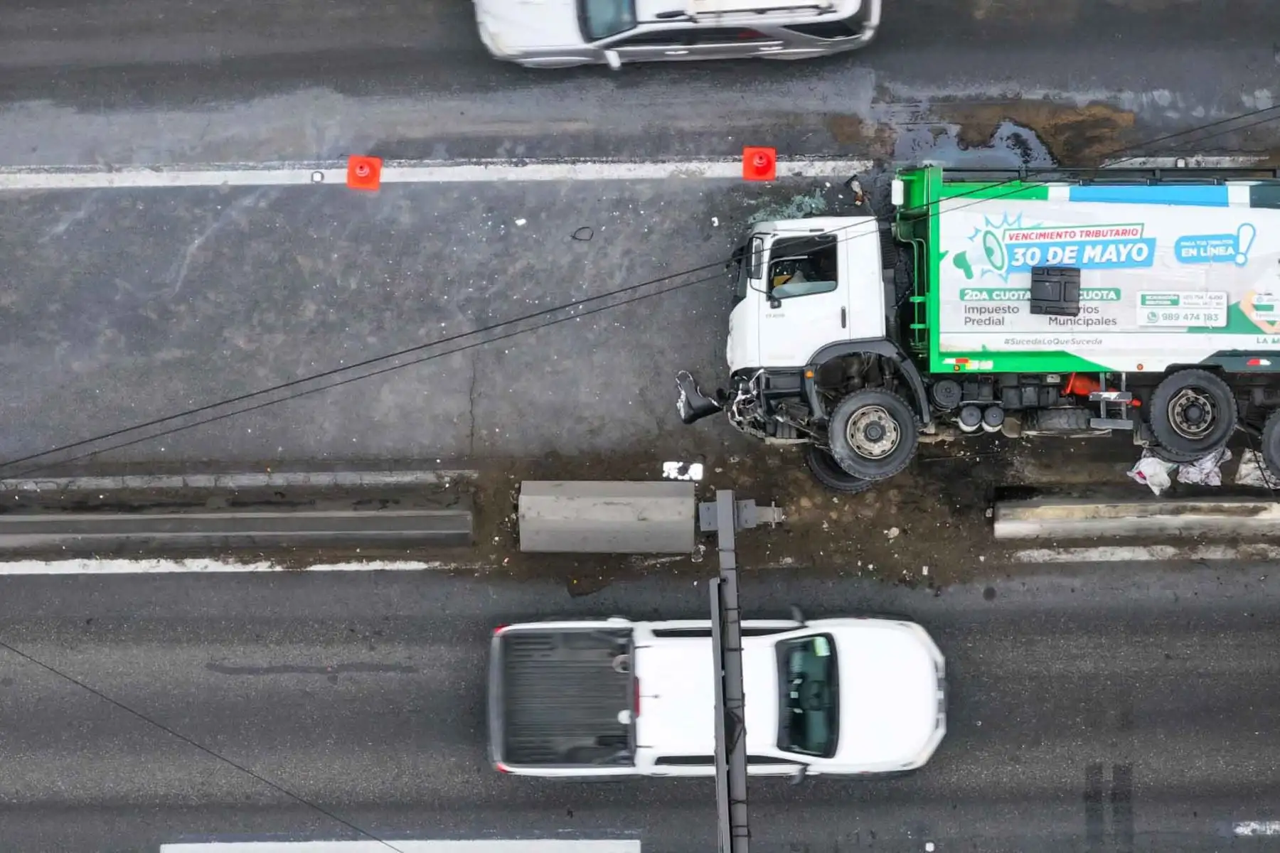 El accidente ocurrió alrededor de las 2:00 de la madrugada, el camión de la municipalidad de La Molina aún no puede ser remolcado y ocupa un carril, generando un cuello de botella en dirección hacia el norte. Foto: ANDINA/ Braian Reyna