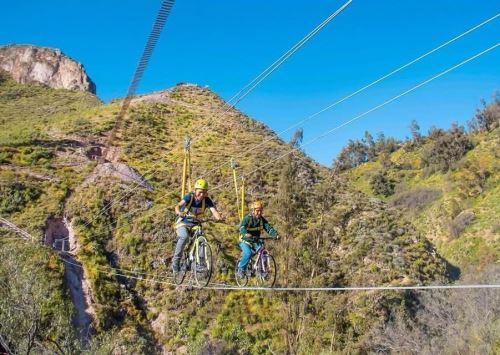 El canopy, zipline bike, columpio extremo y puente tibetano, son algunos de los juegos extremos que se implementaron en Tarata para promover el turismo de aventura en esa provincia ubicada en Tacna.  ANDINA/Difusión