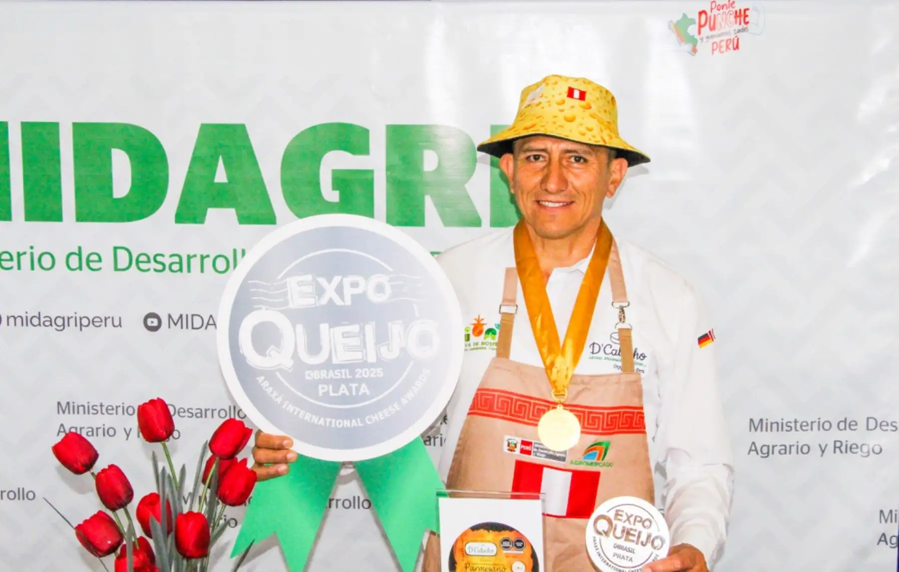 Carlos Hassinger  es representante de la empresa D´Calucho de Oxapampa, su queso parmesano de corteza liza con 180 días de maduración gano la medalla de plata.  Foto: ANDINA/Difusión
